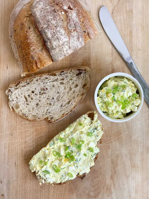 Salată de ou fiert cu legume și iaurt