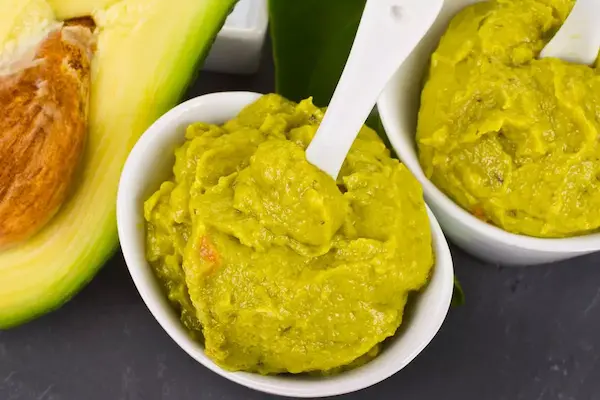Piure de avocado cu banană și iaurt (de la 8 luni)