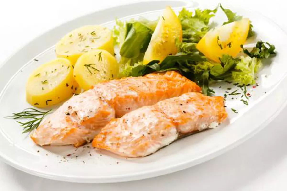 Somon la tigaie cu cartofi noi