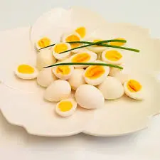 Ouă de prepeliță fierte