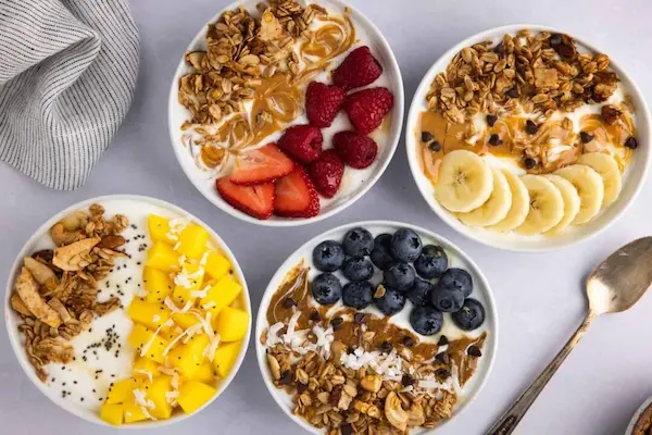 Bol de iaurt cu granola și fructe de pădure