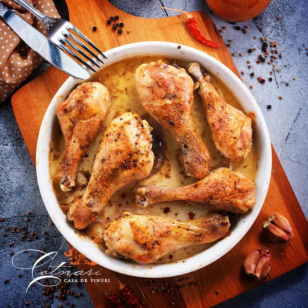 Ciocănele de pui la cuptor cu piure de cartofi