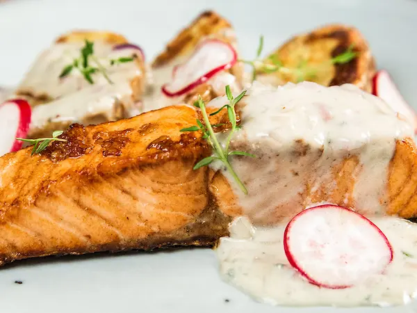 Somon la cuptor cu cartofi noi și smântână