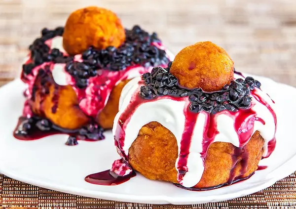 Papanași fierți cu smântână și dulceață