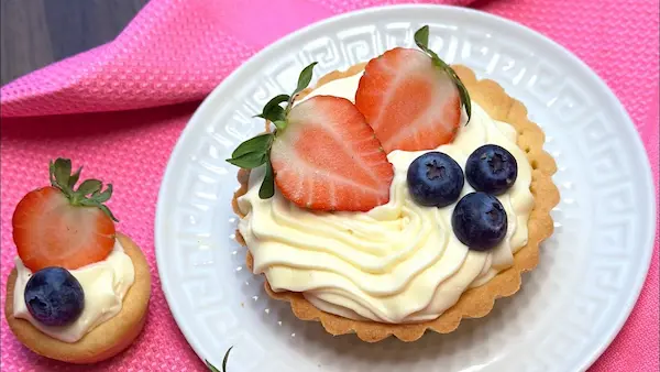 Tartine cu brânză de vaci și fructe proaspete