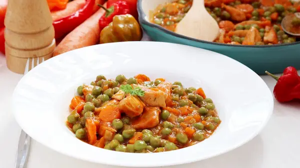 Tocăniță de pui cu morcov și mazăre