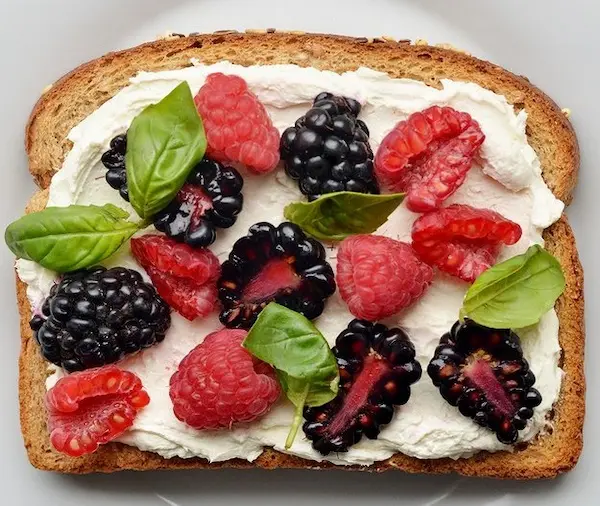 Pâine prăjită cu smântână și gem