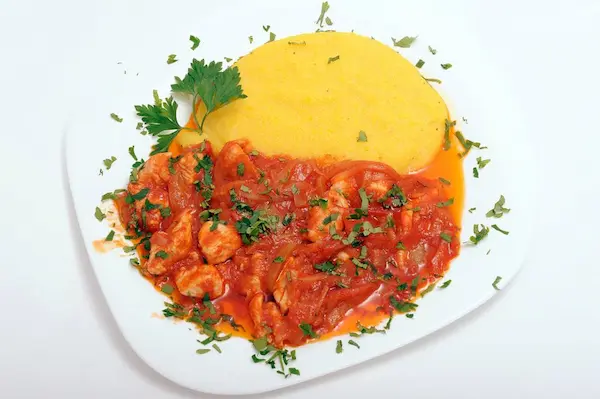 Pui la tigaie cu sos de roșii și mămăligă