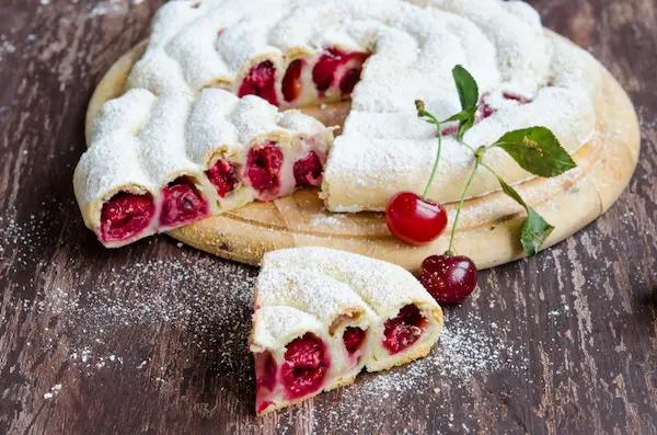 Plăcintă cu vișine la cuptor