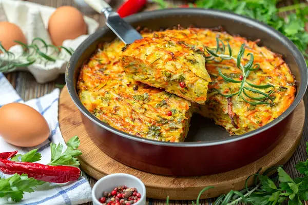 Budincă de legume la cuptor cu ou și brânză