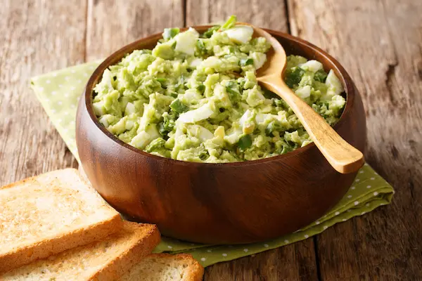 Salată cu avocado, ou, morcov ras și salată verde