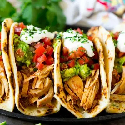 Taco de casă cu pui, salată și iaurt