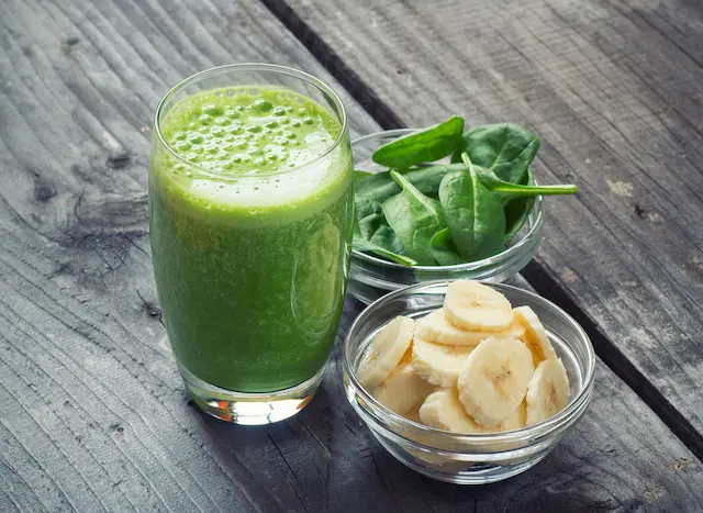 Smoothie Gros cu Spanac, Banană și Mango